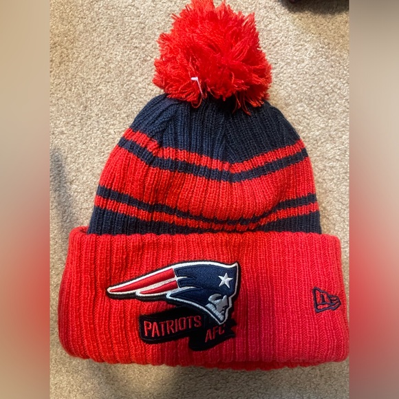 Brand New! New England Patriots New Era 2022 Sideline Cuffed Pom Knit Hat - Navy - Picture 2 of 4